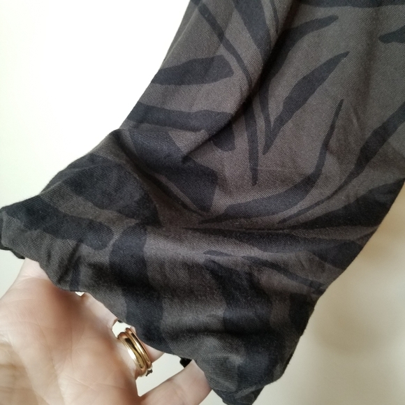 Z SUPPLY Gray and Black Zebra Wrap Front Top M NWT - Picture 3 of 3